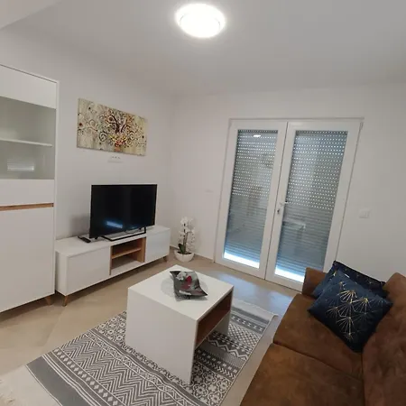 דירה Apartma Lana *