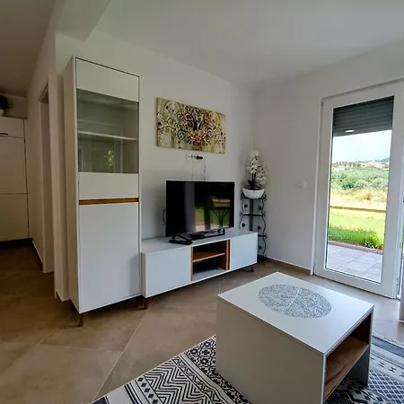 Apartma Lana *