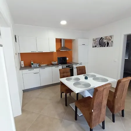 Apartma Lana דירה
