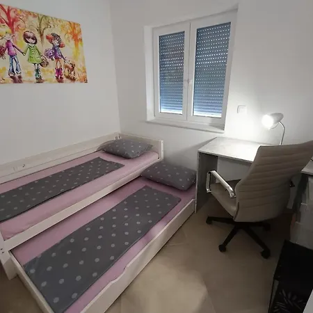 Apartma Lana *