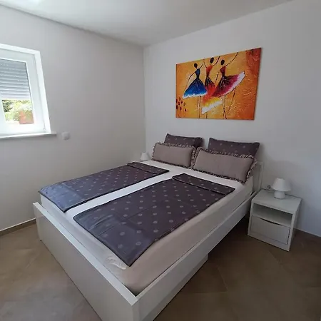 Apartma Lana *