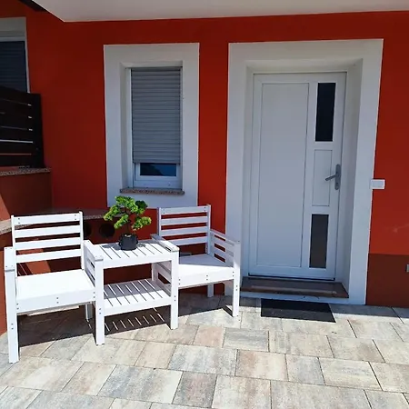 Apartma Lana דירה