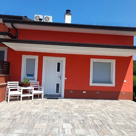 Apartma Lana *