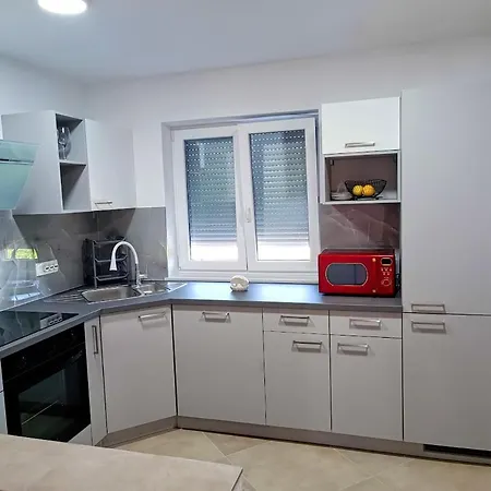 Apartma Lana *