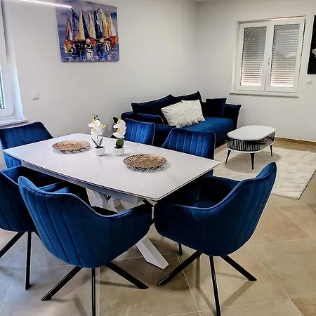 Apartma Lana *