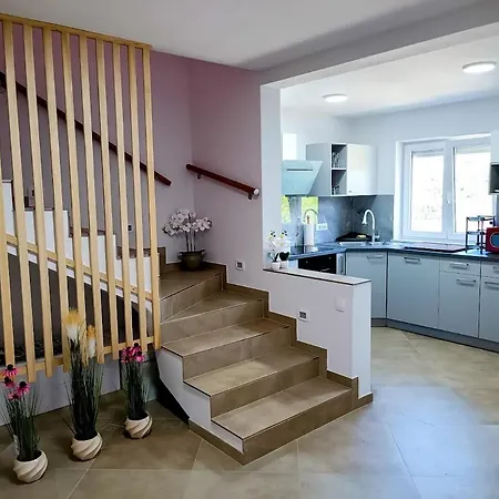 Apartma Lana *