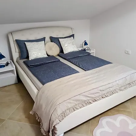 Apartma Lana *