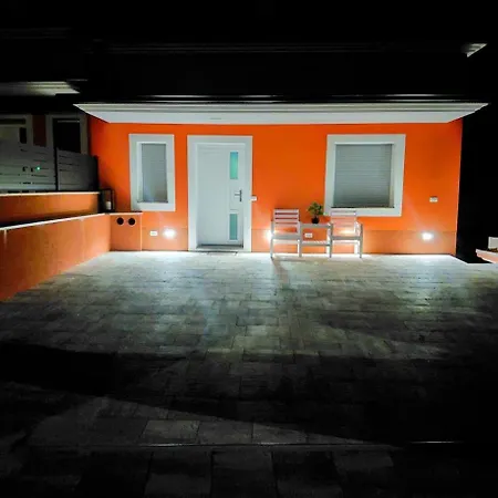 Apartma Lana *